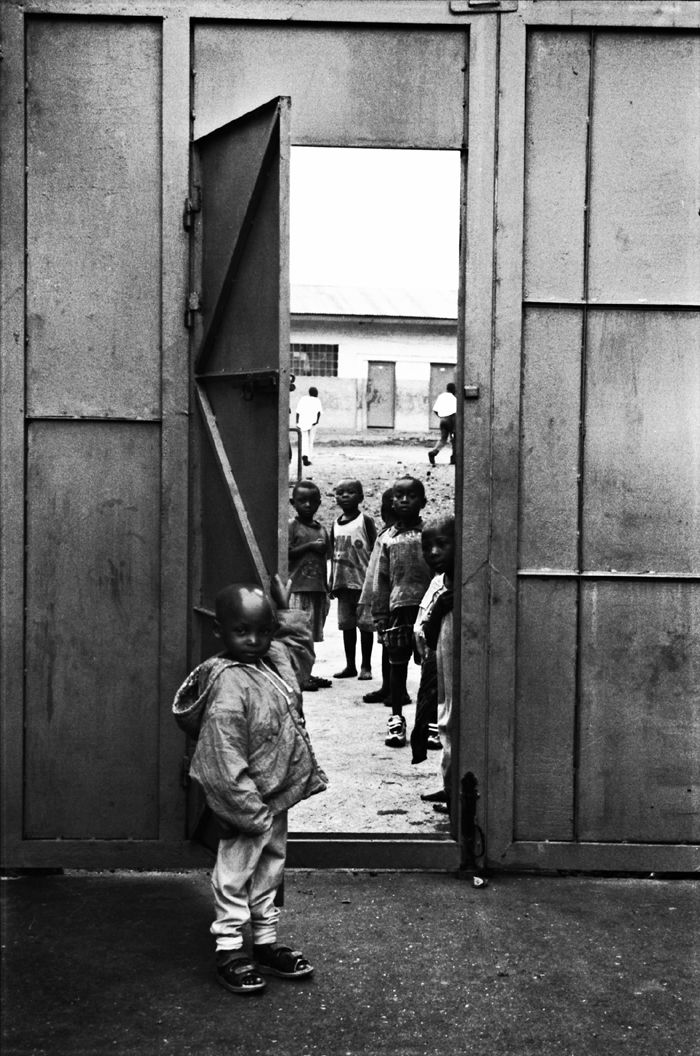 Légende photo 1 : la porte d’entrée du Centre d’accueil de Goma. Ce centre accueille des enfants soldats démobilisés, des orphelins, garçons et filles. Les enfants y vont à l’école, et peuvent y apprendre un métier, tel que cuisinier, mécanicien, menuisier, forgeron… 