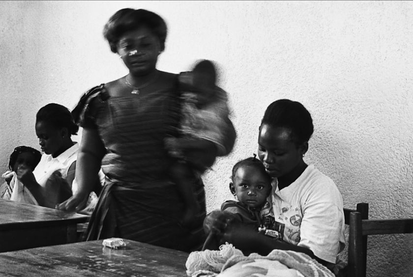 Légende photo 1 : Une femme veuve et ses deux enfants dans sa maison de Kisangani, ancienne ville coloniale florissante ; détruite par les guerres de 1996 et 1998. 