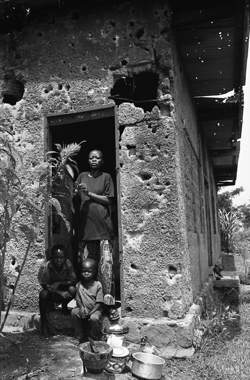 Légende photo 3 : A Aprofime, centre de formation pour jeunes filles mères, Maman Espérance apprend à ses élèves à coudre. Ces jeunes filles mères, victimes de viols, sont rejetées par leurs communautés d’origine, et devront apprendre à se débrouiller seule avec leur enfant.